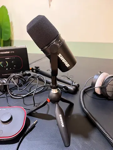 Full podcast setup Shure MV7 mic, Audio technica, DT 990 PRO, Vocaster one