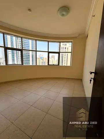 ثلاث غرف وصاله مع غرفه خادمه 3 حمام باركينج مجانا اطلاله بحريه مباشره مطبخ بمساحه واسعه تطشيبات حديثه موقع مميز جدا قريب جدا بمخرج دبي مساحه واسعه