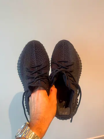 Adidas Yeezy Boost 350 V2 — Triple Black (Onyx), US 8 / UK 7.5 / EU 41⅓