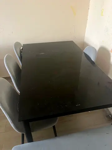 Dinning table for sale 400 AED