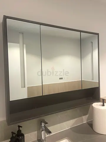 Wall-mounted mirrored bathroom cabinet with 3 doors — like new (70x90cm)