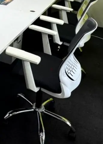 Ergonomic Office Chair with Mesh Back and Adjustable Height - Set Item