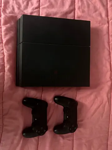 PlayStation 4 + 2 controllers
