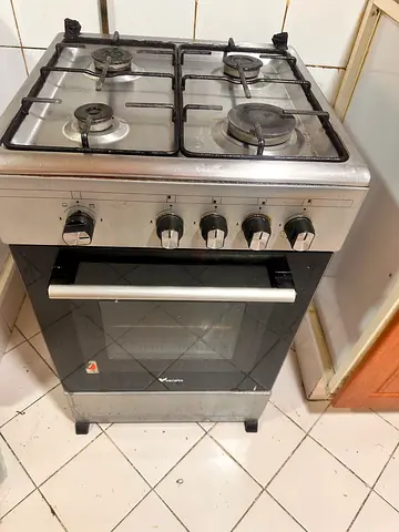 Gas Cooker / 4 Burners Good condition.
