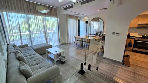 Fully Furnished I Luxurious Middle Unit I Private Lawn