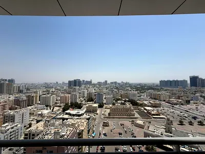 غرفتين ماستر _ غرفة خادمة _ 4 حمام _ خزائن بالحائط _ موزع بين الغرف _ بلكون _ مركزي _ موقع مميز جدا بعجمان