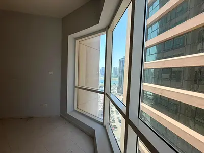 شقه غرفة وصاله بإطلاله مفتوحة مع غرفة غسيل خزائن بالحائط تكييف على المالك جيم و مسبح مجانا سهل الوصول الى دبي مع صيانة مجانية على مدار السنة