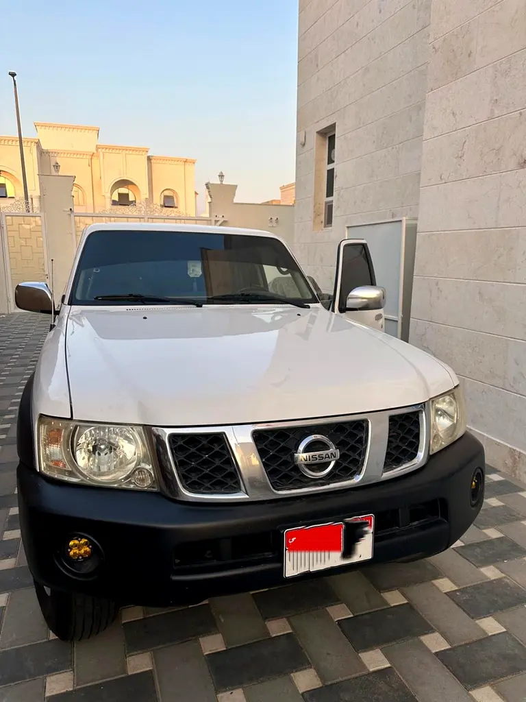 Nissan Patrol 2011 — photo 1 of 8
