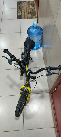 Foldable kids/commuter bicycle — good working condition with side wheels . 1 year old
