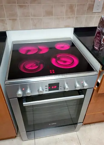 Bosch Freestanding Electric Ceramic Hob with Built-in Oven - Good Working Condition