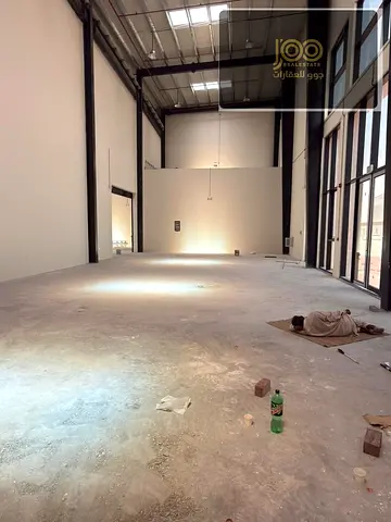 مستودع 25,000 قدم مع شوروم بأم الثعوب، 230kw، 950,000 سنويًا، شارع رئيسي، جاهز بعد شهر، استثمار 20 سنة
