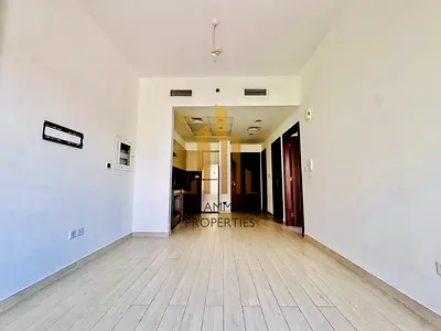 وحدة سكنية شاغرة مع أجهزة مطبخ وشرفة كبيرة