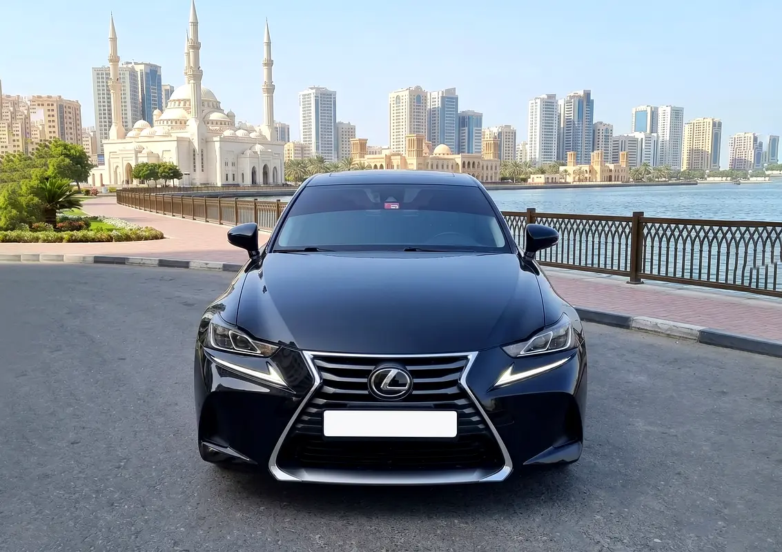 Lexus IS-Series 2017 — photo 1 of 7