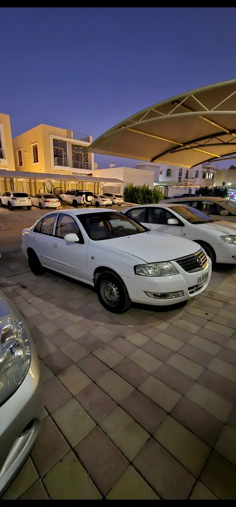 Nissan Sunny 2010 — photo 1 of 3