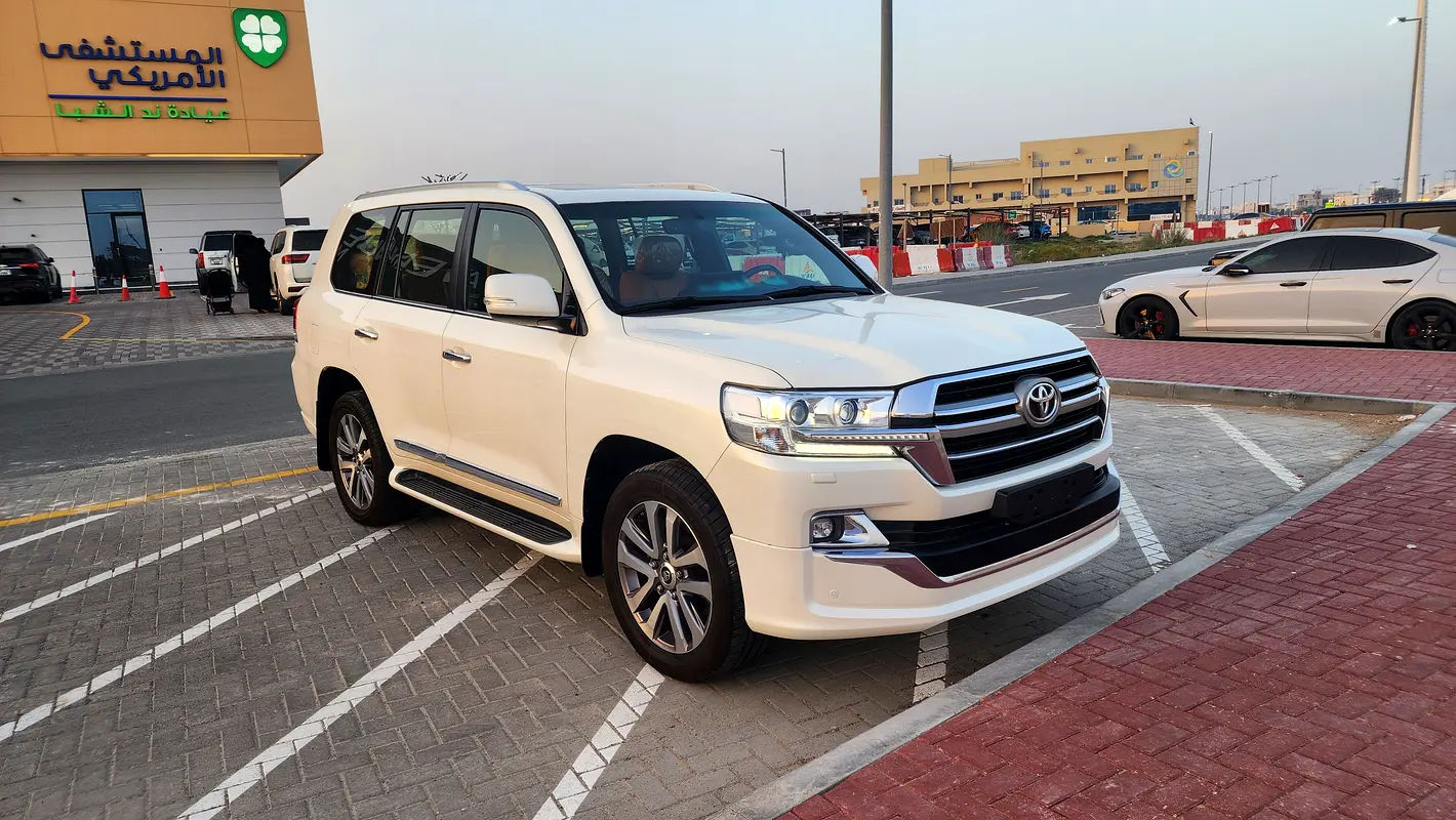 Toyota Land Cruiser 2019 — photo 1 of 20
