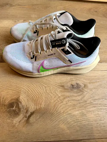 Nike Pegasus 40 Running Shoes – Size 43 / UK 8.5 – Great Condition!