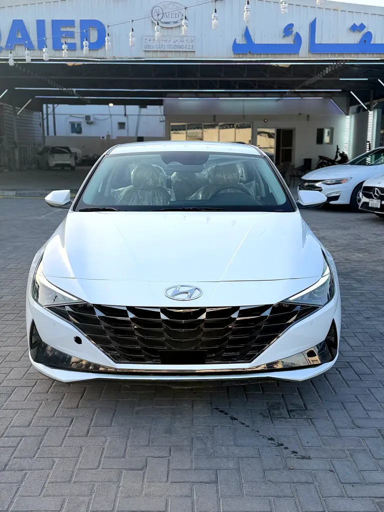Hyundai Elantra 2022 — photo 1 of 6