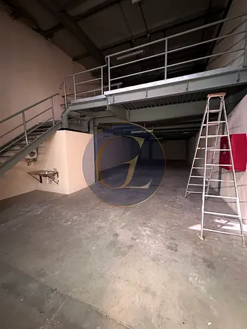 مساحة المستودعات الصناعية | منطقة القوز الصناعية 3 | مع طابق نصفي