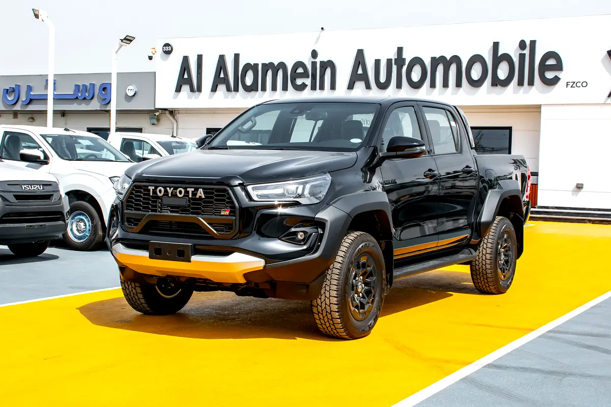 Toyota Hilux 2025 — photo 1 of 16