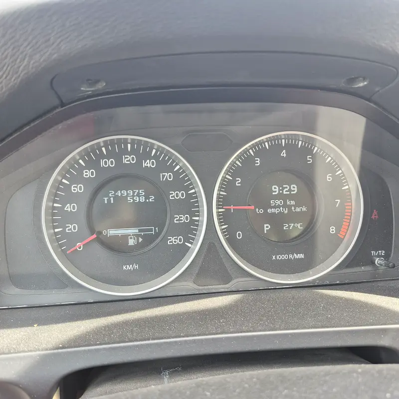 Volvo S60 2011 — photo 1 of 9