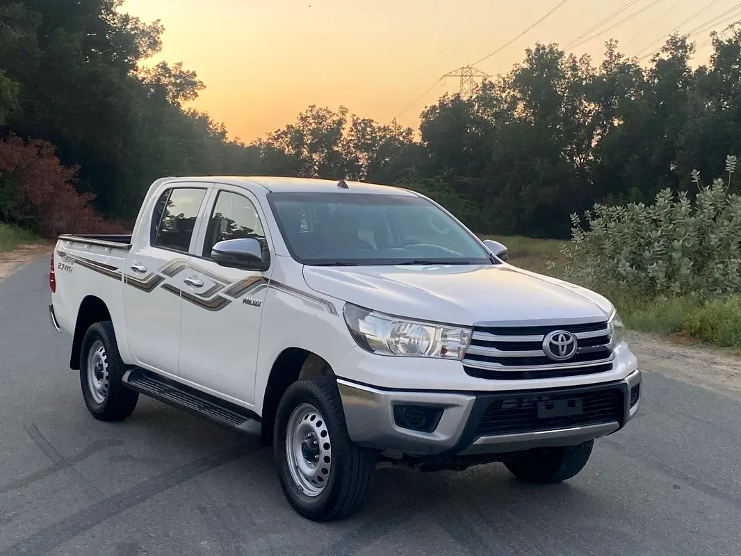 Toyota Hilux 2018 — photo 1 of 11