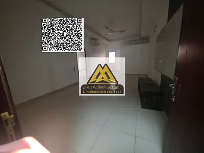 تتمتع هذه الشقة بمساحات داخلية استثنائية توفر راحة تامة للقاطنين مع إطلالة مفتوحة من البلكونة تضمن تهوية وإضاءة طبيعية ممتازة في واحد من أكثر المواقع