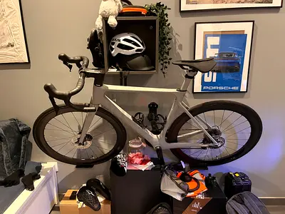 Stratus Helius sl8 Carbon road bike - aerodynamic racing frame, disc brakes, deep-section wheels