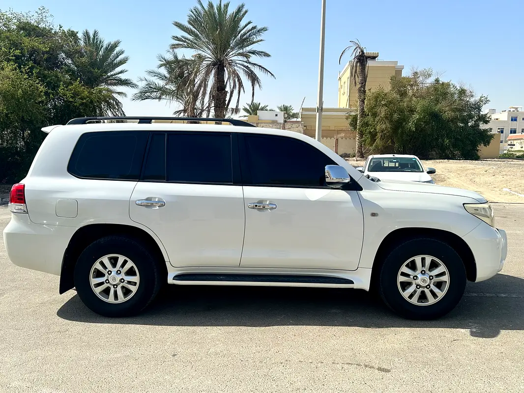 Toyota Land Cruiser 2009 — photo 1 of 10
