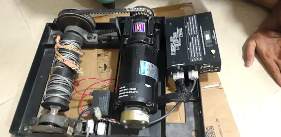 Geared lifting motor for pulling or lifting the load