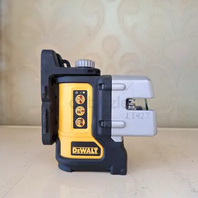 DEWALT DW089 self-leveling 3-beam line laser