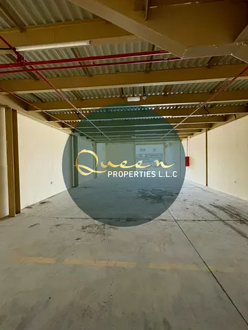 مستودع 3000 قدم للإيجار في الجرف الصناعية 1 بجوار سوق السيارات، كهرباء 22 كيلو وات مع ميزانين ومواقف مجانية، جاهز للتشغيل فوراً وموقع استراتيجي حيوي.
