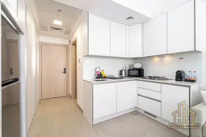 SUN-KISSED INTERIORS | MODERN SERENITY | CITY-LINKED TRANQUILITY