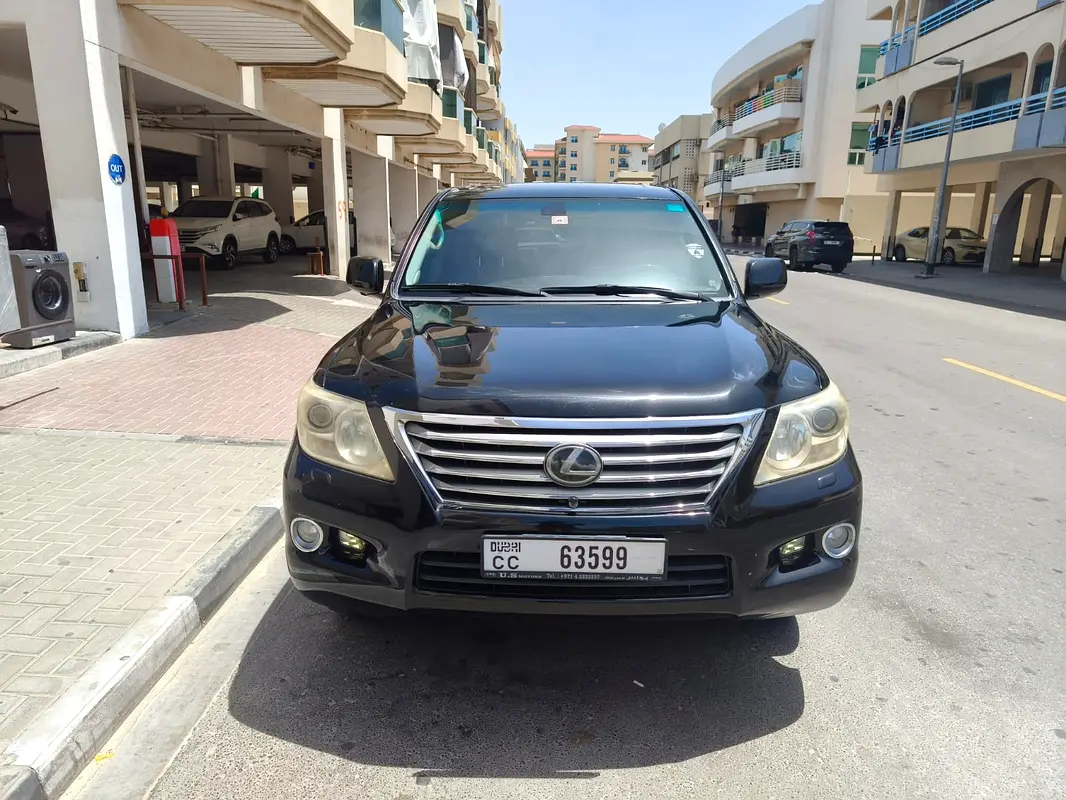 Lexus LX-Series 2011 — photo 1 of 10
