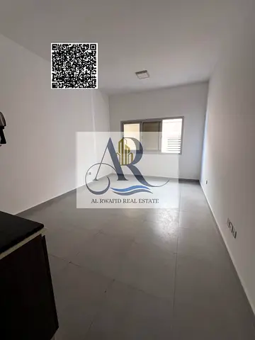 متاح للإيجار السنوي استديو مميز في الروضة 1 بجوار شرطة الحميدية، بموقع حيوي قريب من جميع الخدمات والمرافق الأساسية، مما يجعله خياراً مناسباً