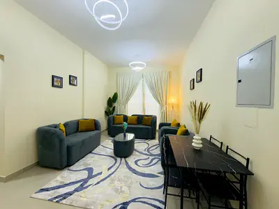 للإيجار شقة مميزة في إمارة عجمان – منطقة النعيمية 1، تقع في موقع حيوي واستراتيجي مقابل فندق العين بالاس وبالقرب من أسواق العين، مع سهولة الوصول إلى مد