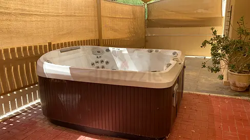 Outdoor 4-6 Seater Hot Tub / Jacuzzi in Good Condition