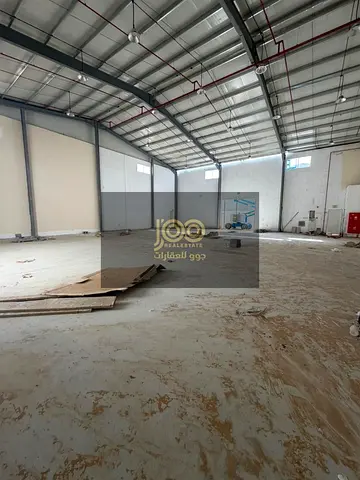 مستودع صناعي ضخم للإيجار السنوي في أم القيوين بموقع استراتيجي على شارع رئيسي