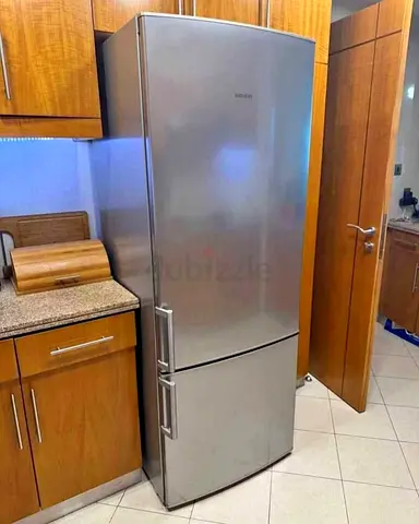Siemens bottom fridge up downe side freezer same like new conditon for sale 1000 aed