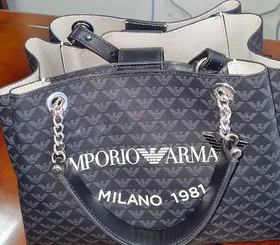 Elegant women’s tote bag from Emporio Armani
Black color with all-over logo (monogram design)
Leathe