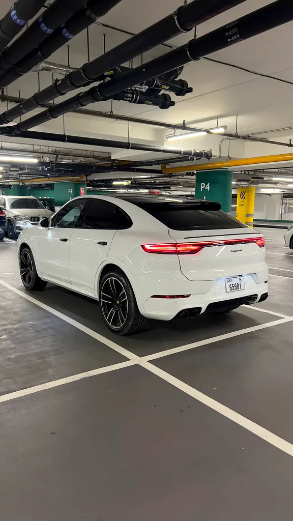 Porsche Cayenne 2023 — photo 1 of 11
