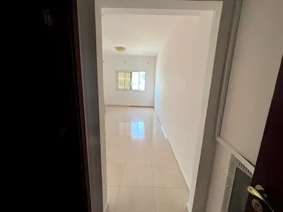 للايجار السنوي غرفتين وصالة الجرف 2 خلف مركز الدلتا _قريب المحكمة وجامعة عجمان شارع الشيخ عمار _2 حمام _تكييف مركزي صيانة فري