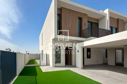 Single Row | Corner Townhouse | Landscaped Garden