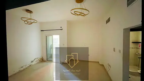 استوديو مميز داخل بناية عائلات في موقع استراتيجي على شارع الملك فيصل، أحد أهم الشوارع الحيوية في المنطقة، مما يوفر سهولة الوصول إلى جميع الخدمات اليوم