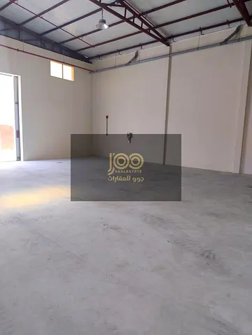 متاح للايجار السنوي في ام القيوين ام الثعوب  4 مستودعات متجاورة مفتوحة على بعض المساحة الإجمالية 11,000 قدم الكهرباء الاجمالية 160 kw السعر 400,000
