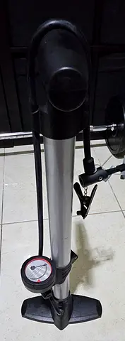 BICYCLE PUMP WITH GAUGE