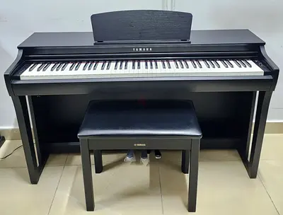 The Yamaha CLP-725 is an entry-level Clavinova digital piano(replacing the CLP-625) featuring 88 key