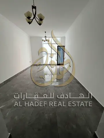 للإيجار في الشارقة – منطقة المجاز 2 شقة غرفة وصالة للإيجار السنوي في موقع حيوي قريب من الخدمات والواجهة المائية، مناسبة للعائلات الباحثة عن الراحة وال