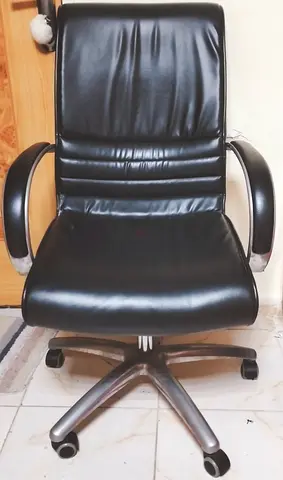 Black PU Leather Office Chair with Armrests and Wheels
