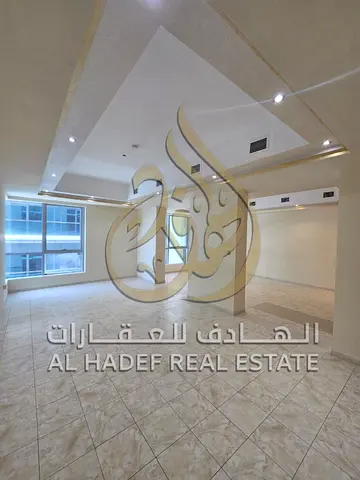 في واحدة من أكثر المناطق الحيوية والمطلوبة في الشارقة، وبالتحديد في المجاز 3، تتوفر الآن فرصة مميزة للسكن في شقة واسعة بمواصفات مثالية تناسب العائلات
