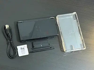 Nintendo DS Lite - 32gb r4 full of games